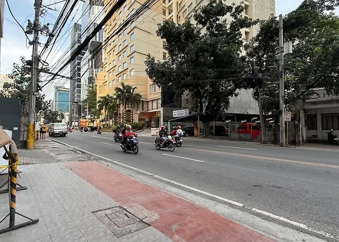 Apartment Cozy With Balcony Just A Walk To Ayala *